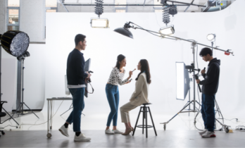 短剧造富折叠：顶流年入千万，群演时薪不到9元