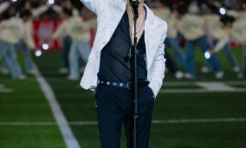 罗中旭村超开唱炸场！56岁状态封神，翻阅他的资料才发现藏得这么深