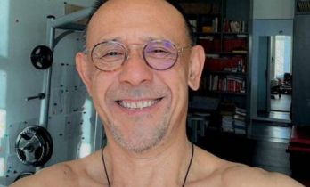 63岁姜文半裸一身腱子肉，头发胡子花白，满屋获奖证书和健身器材