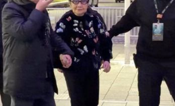 白雪仙捧场张学友演唱会，挺直腰板行走注重仪态，97岁仍满头黑发