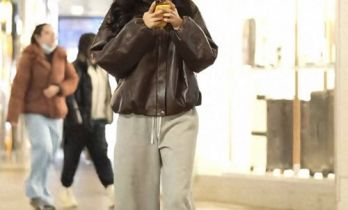 考拉出门被街拍，长的漂亮个子高，侧脸和妈妈钟丽缇简直一模一样