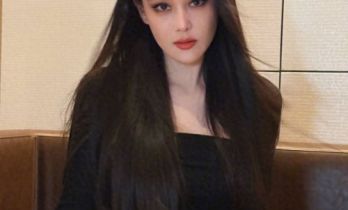 张馨予晒妈妈织的围巾火了！随手一披美到窒息，聊天记录曝光让全网破防！