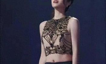 张碧晨演唱会上衣若隐若现镜头下太美了，网友：会不会太透视了？