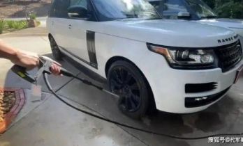 48岁演员贾一平近况曝光！移居美国，住别墅开路虎，一家四口生活幸福