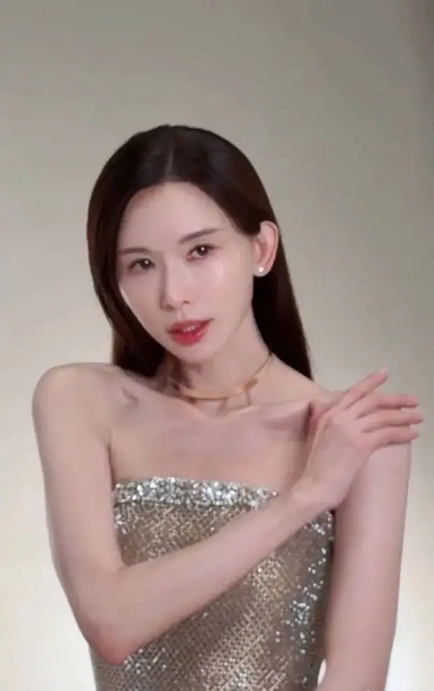 搜狐娱乐讯 近日，一组林志玲拍摄的广告视频曝光，52岁的志玲姐姐仪态气质依旧在线，脸又小又紧，一举一动都透着优雅。