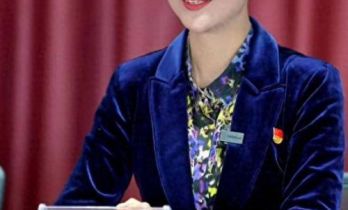 47岁贺娇龙去世，好友曝抢救细节：马突然受惊，后蹄踢到了头部