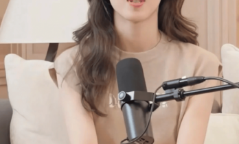 章泽天播客表现大翻车！采访接不上话脑袋空空，学霸人设遭质疑