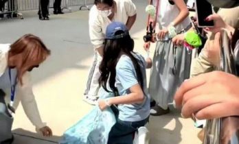 卢昱晓回应跪下和粉丝合照 ！独有仪式感毫无明星架子