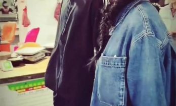 《亲爱的客栈》路透，王鹤棣同一双手，一边帮沈月搬行李，一边为白鹿挡人流