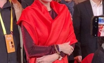 章子怡穿红裙录春晚，陈妍希娇俏，于适站蓝羽身边，张译很帅气