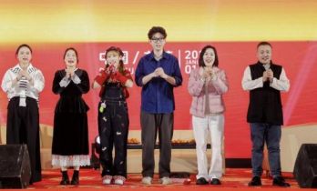 张嘉予亮相广东铜仁商会举办铜仁文旅推介暨大湾区“村推”项目启动汇演