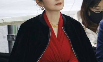 58岁周涛近照曝光，一袭红裙白衣，主持某大型活动，为何越来越美