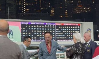 63岁许晋亨现身马场拉头马，爱驹夺冠春风得意，李嘉欣没到场相伴