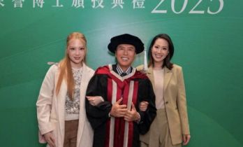 甄子丹获颁博士四代同堂，汪圆圆陪婆婆出席，合照站旁边识大体