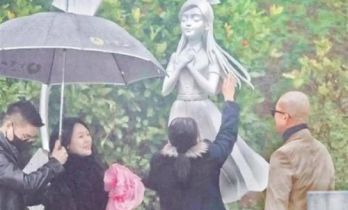 作家炮轰具俊晔黑粉：310万造雕像、全年守墓，不比只会嘴炮的强？