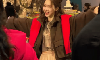 放下精修图之后，42岁戚薇的乐园生图，照出了谁的焦虑？