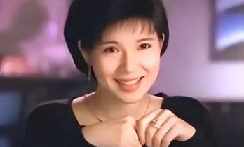 香港性感"江湖大嫂"复出，逆生长惊呆网友，自曝旧照黑到认不出