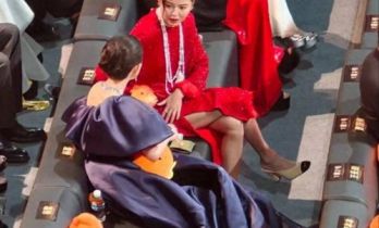 连张艺谋、微博与光线老总都得挤一个沙发，凭啥她俩坐一个沙发？