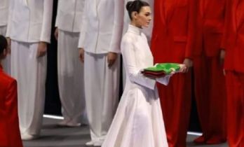 小李子女友冬奥举国旗？27岁"高龄"打破魔咒，她的履历比恋情精彩