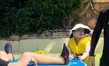 汪峰陪女儿三亚度假！穿湿身泳衣大肚腩抢镜，没几根头发已经谢顶