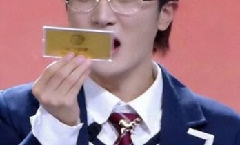 周深收到金条的反应，网友：这就是我中大奖时的样子！