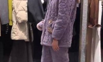 偶遇任敏回老家过年！穿紫色睡衣逛街显臃肿，状态松弛无明星架子