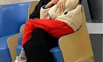 杨颖带小海绵回上海过年！全身奢侈品价格超15W，手腕戴满金手串