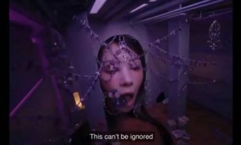 ILLIT新歌MV暗藏“五色熊”引争议：是巧合还是影射NewJeans？