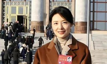 57岁周涛近照曝光，久违拿起主持话筒，与李冰冰同台依然光彩照人