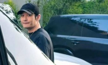 黄晓明晒与父母三亚过年，偶遇董璇佟丽娅，三人惊喜同框，好欢乐