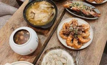 汪小菲晒年夜饭，丈母娘亲手下厨，带孩子们看春晚体验传统文化