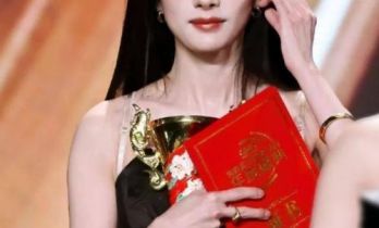 杨幂《生万物》要遭举报？冷脸送祝福被扒，路人缘差不意外