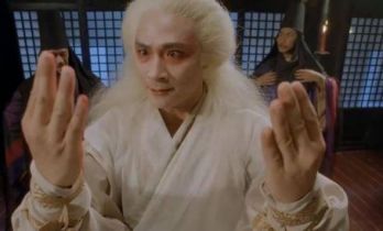 吴镇宇在新加坡和岳父岳母过年，一家人逛商场被偶遇，费曼比他高