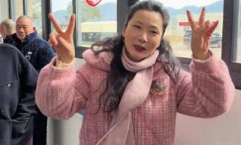 何赛飞下海岛拜年！69 岁圈外丈夫罕见露面，三姐妹携礼慰问敬老院