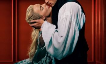 《呼啸山庄》曝中国独家海报 爱欲深重经典新诠释