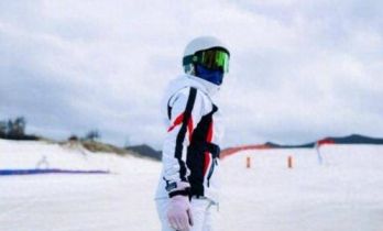 偶遇谢娜一家滑雪！张杰不停摔跤不如女儿，跳俏三姐妹滑的好专业