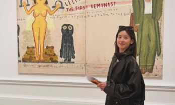 32岁章泽天画廊自拍，对着镜子灿笑，真实素颜状态也很阳光