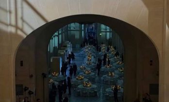 卢浮宫晚宴：谷爱凌穿高定礼服盛装亮相，却被网友吐槽“太显老”