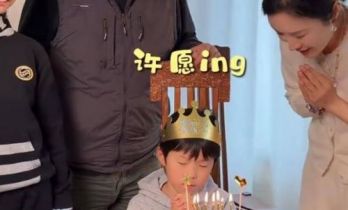 75岁张纪中为7岁儿子庆生，4个孩子排开坐，44岁妻子主持大局