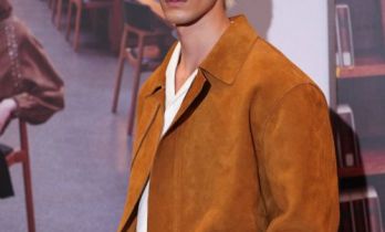 米卡棕色麂皮外套LOOK时髦帅气 透露正在准备中文专辑和巡演