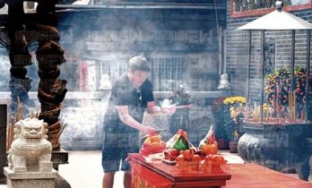 58岁魏骏杰新恋情曝光，携新欢带15岁女儿拜神，相处融洽像一家人