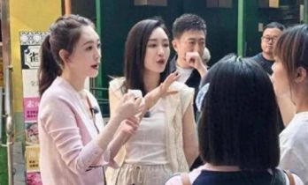 网友在澳门遇到李小冉录综艺，她皮肤好好，还精致的像个小姑娘