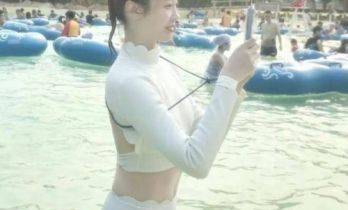 TVB前港姐冠军罕晒泳衣照，52岁仍纤腰长腿，两子之母状态惊人