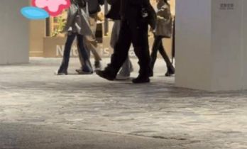 朱亚文一家四口逛乐园，和沈佳妮穿得比路人还朴素，俩女儿都好瘦