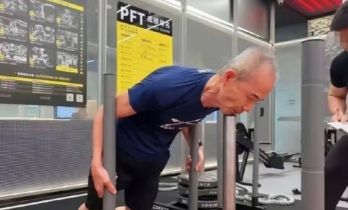 王石最新露面照曝光，否认被抓，在深圳划帆船看起来不像75岁，十个字阐明态度