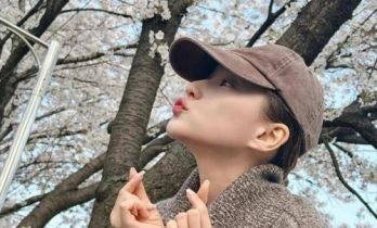 何超莲罕见秀恩爱，和窦骁日本看樱花，夫妻俩变得越来越低调！