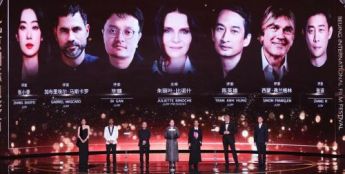 第十六届北京国际电影节盛大启幕，周波优雅亮相