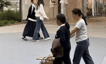 18岁森碟成都逛街，穿露肩上衣背着香奈儿包，身高比同伴高出半头