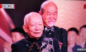 袁和平获终身成就奖：张艺谋致敬，于和伟流泪，张译吴京全场明星起立鼓掌！