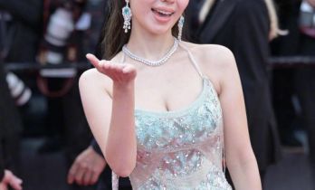 吉娜罕见同框章泽天！穿蓝色挂脖裙走红毯，状态好真实